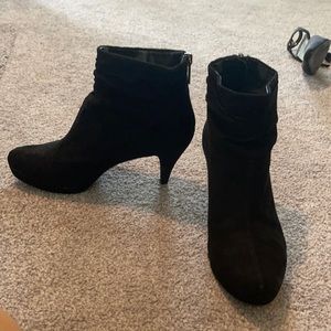 BANDOLINO black velvet bootie size 7.5